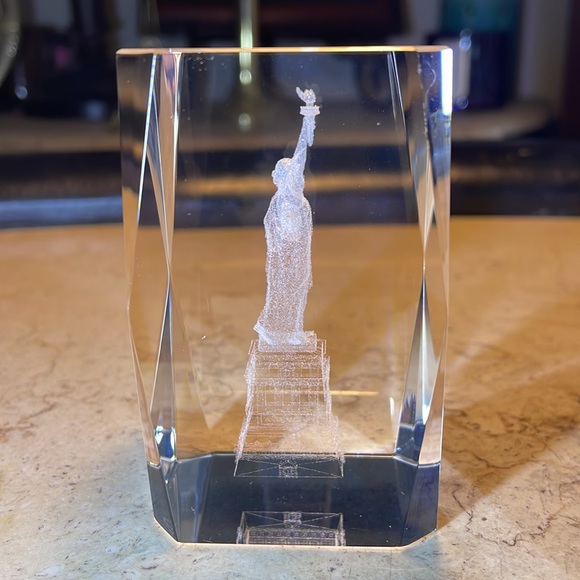 Crystal statue of liberty paperweight - Picture 5 of 11